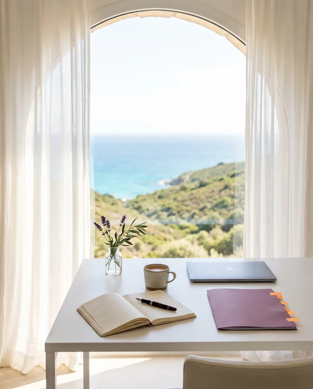 Illustration : agenda ouvert, stylo, dossier à onglets et ordinateur portable sur un bureau clair
